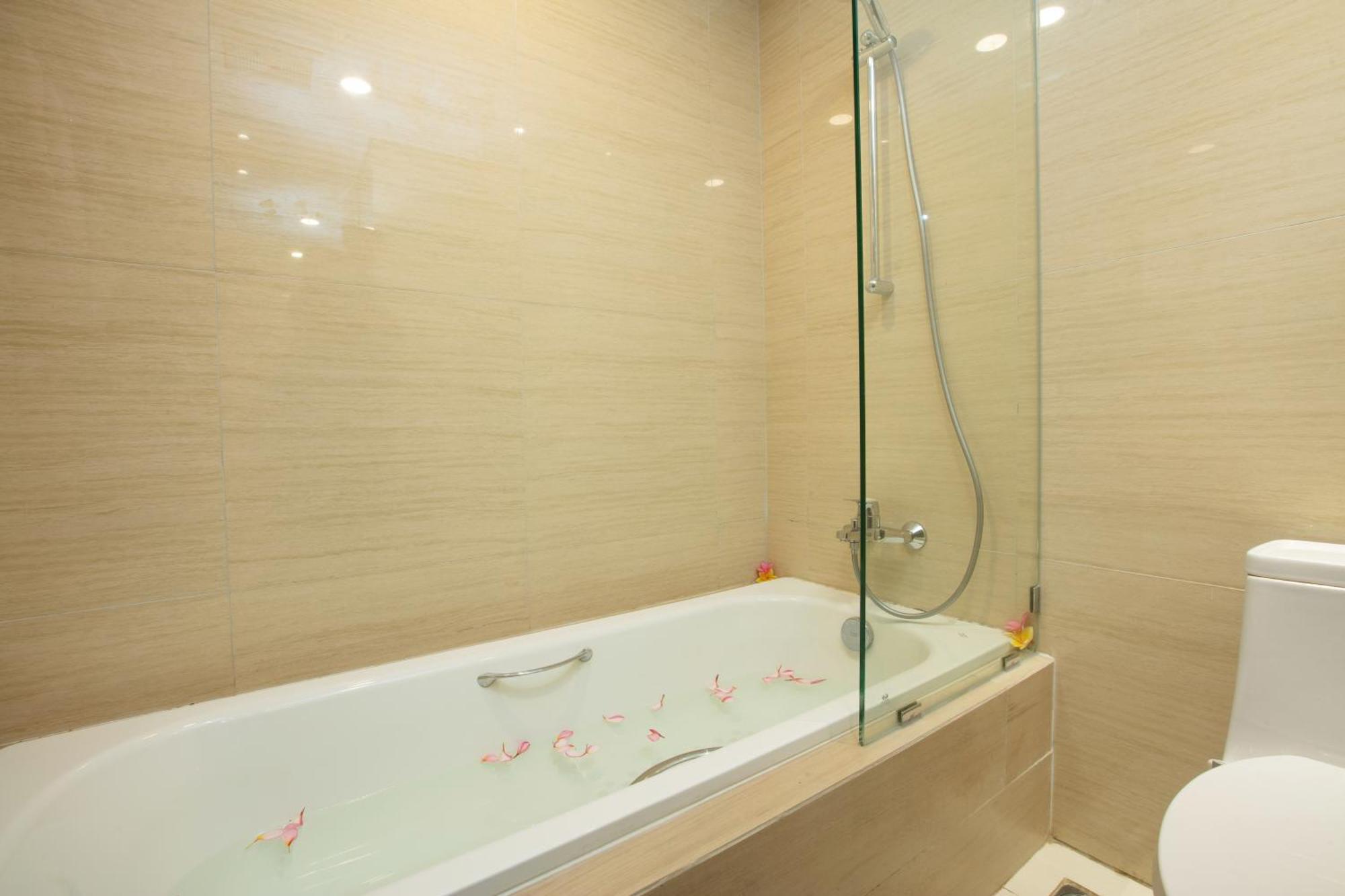 Louis Kienne Cikarang Hotel & Service Apartment Bekasi Dış mekan fotoğraf